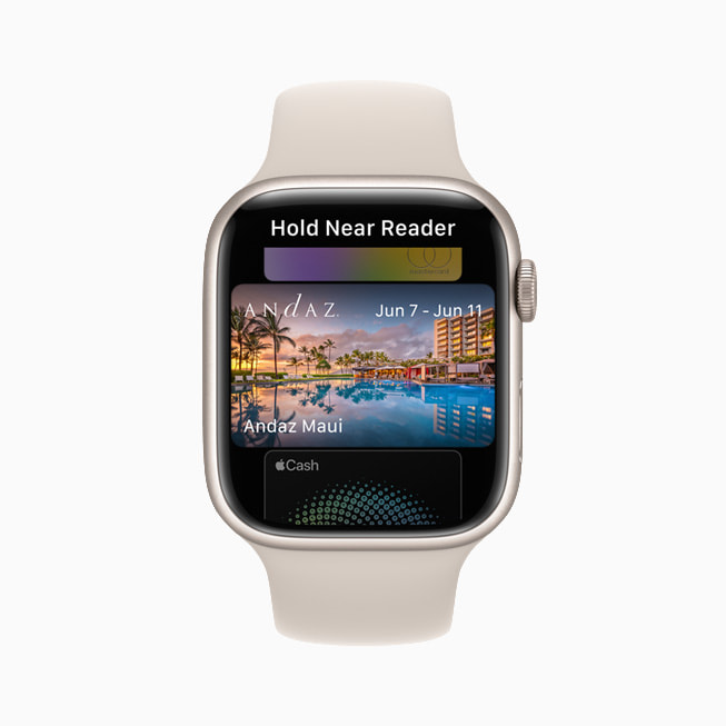 Bir kullanıcının otel odası anahtarı Apple Watch Series 7’deki Wallet uygulamasında gösteriliyor.