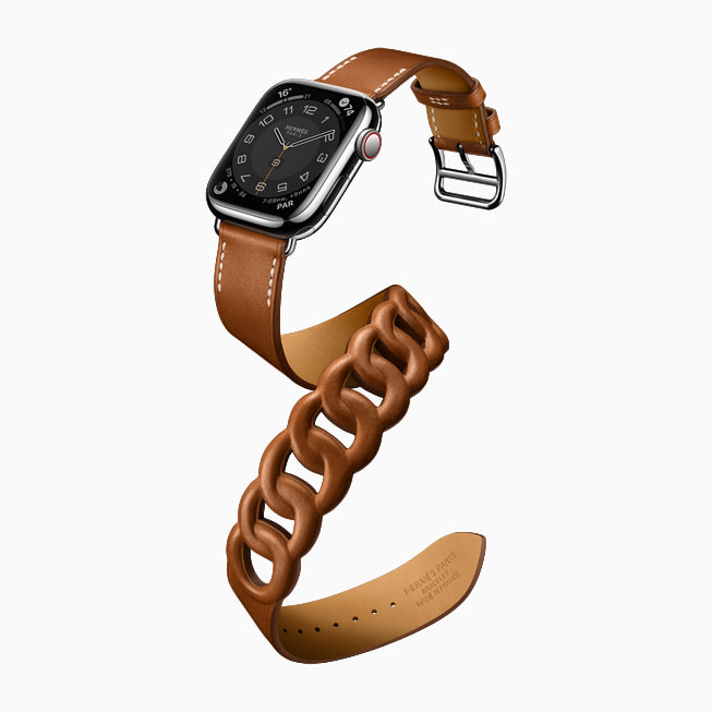 Apple Watch Series 7, Hermès Double Tour Gourmette stiliyle gösteriliyor.