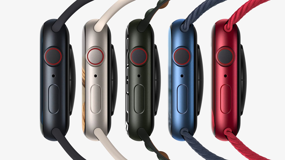 Beş Apple Watch Series 7’nin sol yanını gösteren açılı bir görünümü.