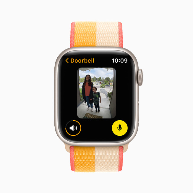 Apple Watch Series 7’nin ekranında Kapı Zili uygulaması gösteriliyor.