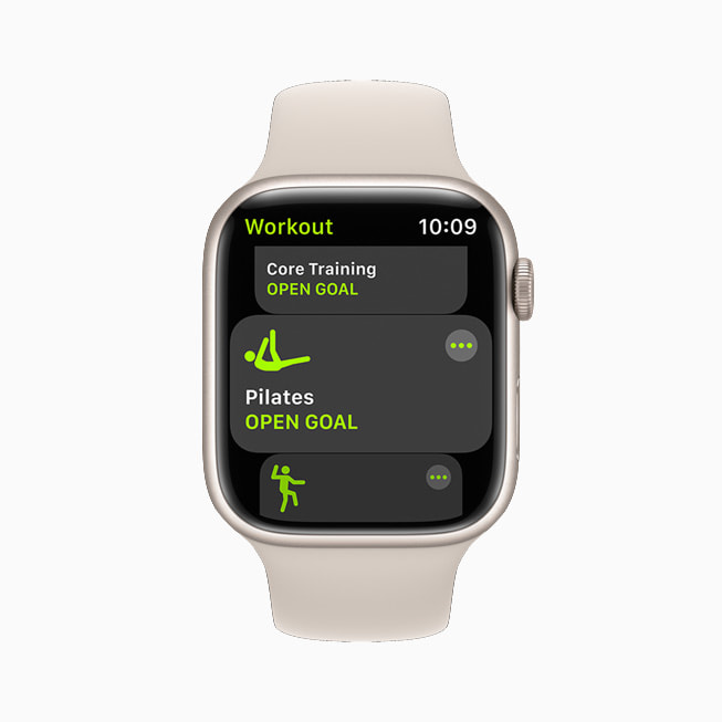 Apple Watch Series 7’de yeni Pilates antrenmanı gösteriliyor.