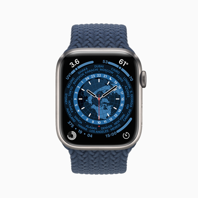 Apple Watch Series 7 yeni Dünya Saati kadranıyla gösteriliyor.