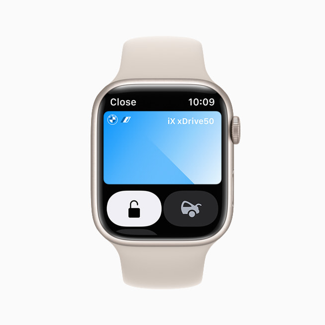 차 키를 보여주는 Apple Watch Series 7의 지갑 앱.