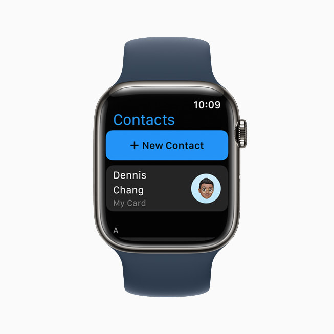 TKTK연락처 앱을 보여주는 watchOS 8이 탑재된 Apple Watch Series 7.