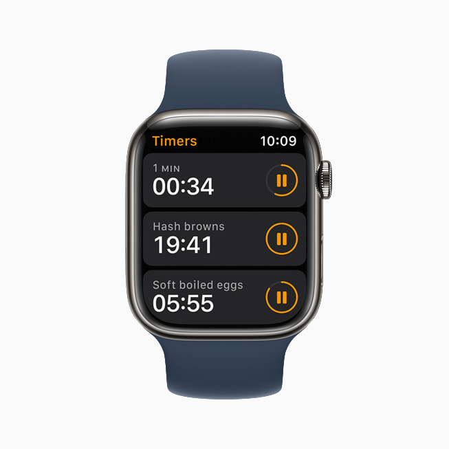 타이머를 보여주는 watchOS 8이 탑재된 Apple Watch Series 7.