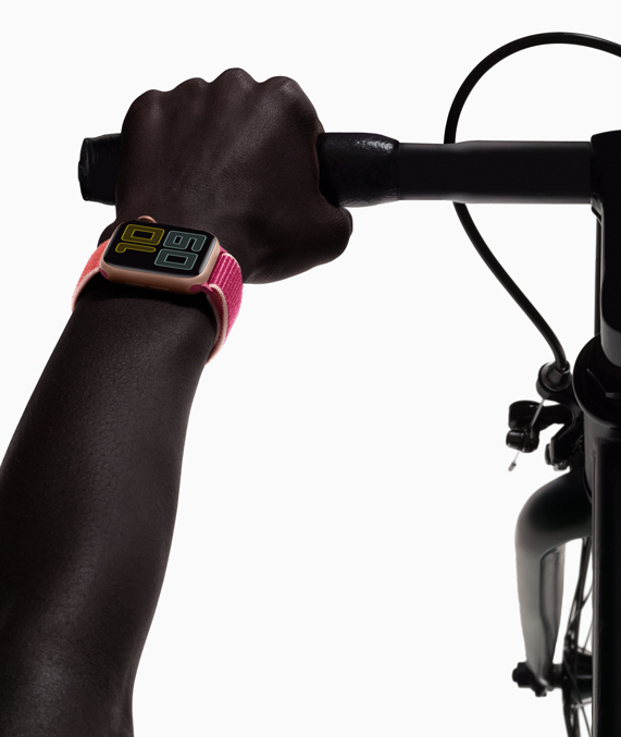 Bir bisikletçinin bileğinde Apple Watch Series 5.