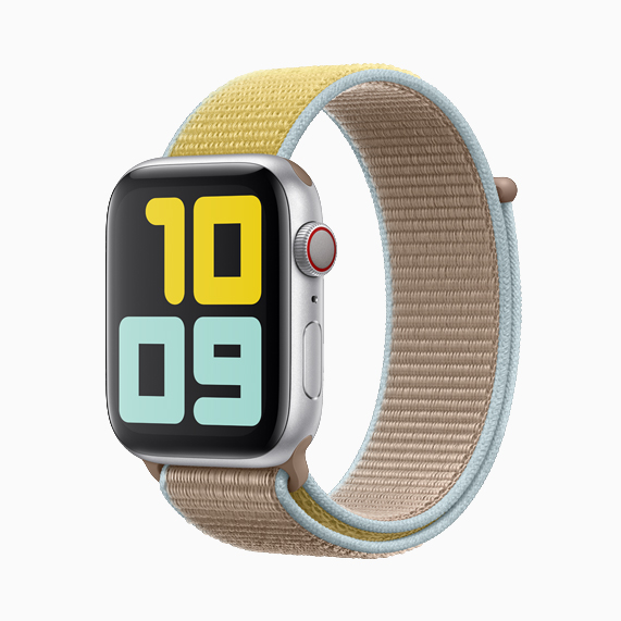 Apple Watch Series 5’te açık kahverengi spor loop.