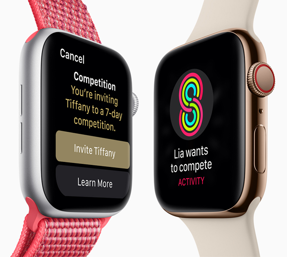 Bir kullanıcının arkadaşını yarışmaya davet ettiğini gösteren yan yana iki Apple Watch Series 4. 