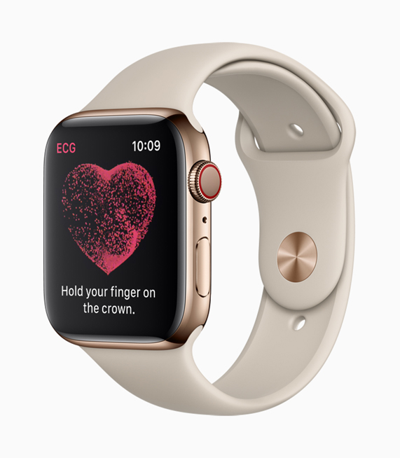 Apple Watch Series 4 ekranında kullanıcıya Digital Crown’u kullanarak nasıl EKG çekeceği gösteriliyor.  