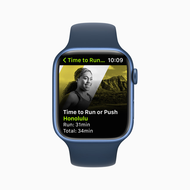 Apple Watch ekranında Apple Fitness+’taki bir Koşma veya İtme Zamanı antrenmanı gösteriliyor.