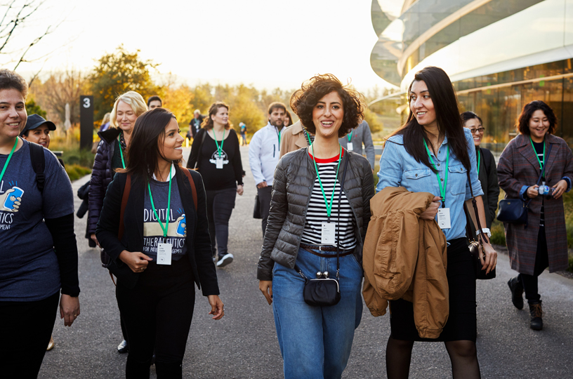 Apple Park’ta fotoğraflanan Girişimci Kampı katılımcıları.
