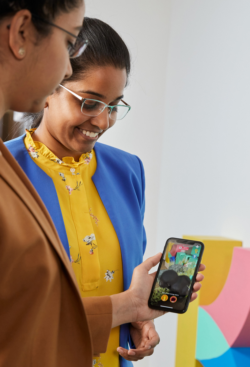 Ketaki ve Jhanvi Shriram “Gorillas!” için iPhone’da demo yapıyorlar.