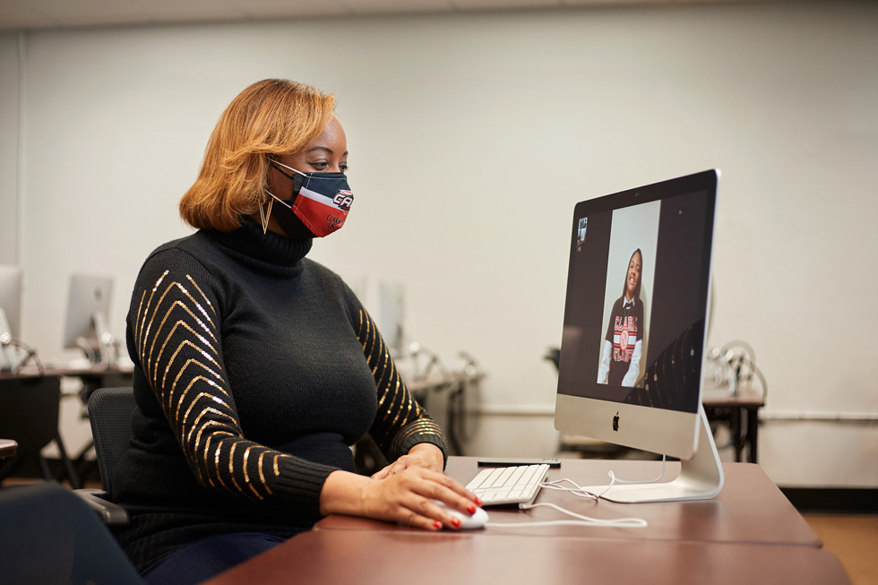 MaKisha Funderburke iMac’te çalışıyor.
