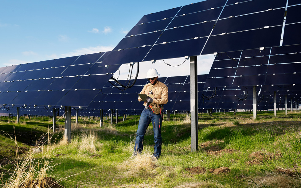 California Flats güneş enerjisi tarlasında bir teknisyen. 