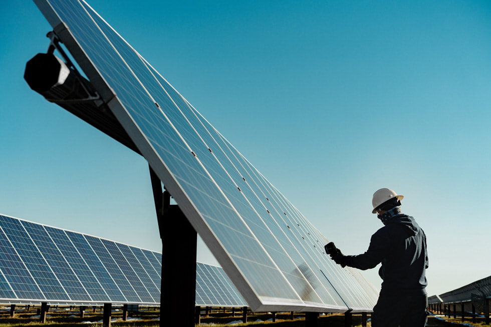 En anställd arbetar med Duke Energy Sustainable Solutions solenergianläggning.