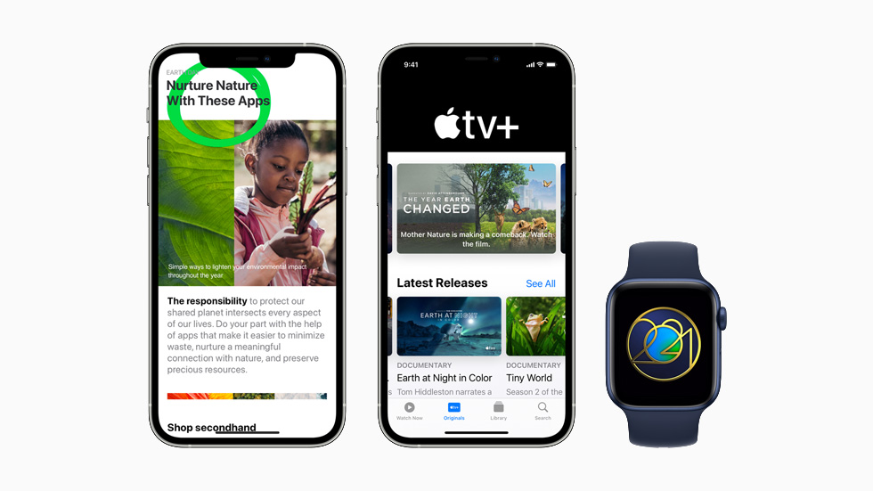 2台の iPhone 12 Pro モデルと Apple Watch Series 6 に表示された、App Store、Apple TV+、Apple Fitness+で展開される Apple のアースデイ特集プログラム。
