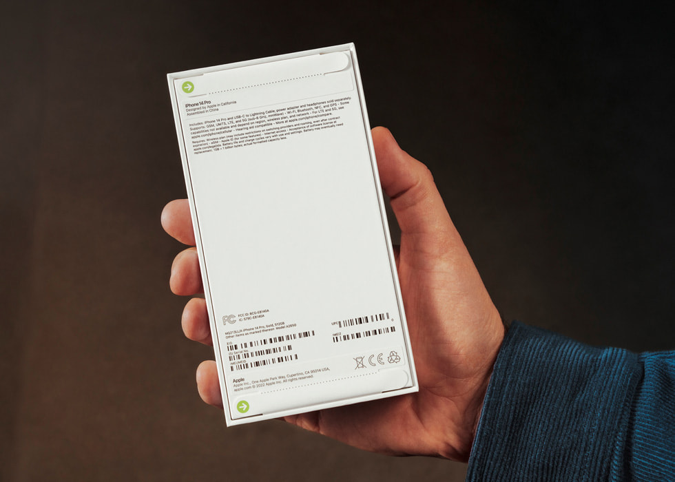 포장에 직접 텍스트가 프린트된 iPhone 14 Pro 상자.