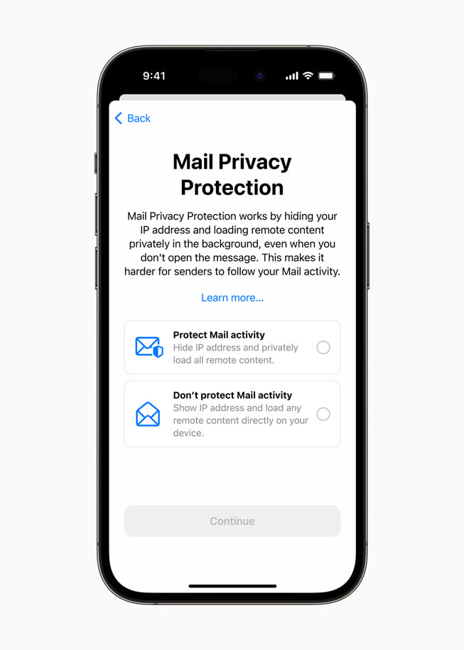 أدوات التحكم بميزة حماية خصوصية البريد معروضة على Phone 14 Pro.