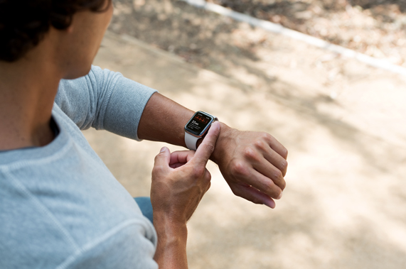 Apple Watch’ta EKG ölçümü yapan bir kullanıcı. 