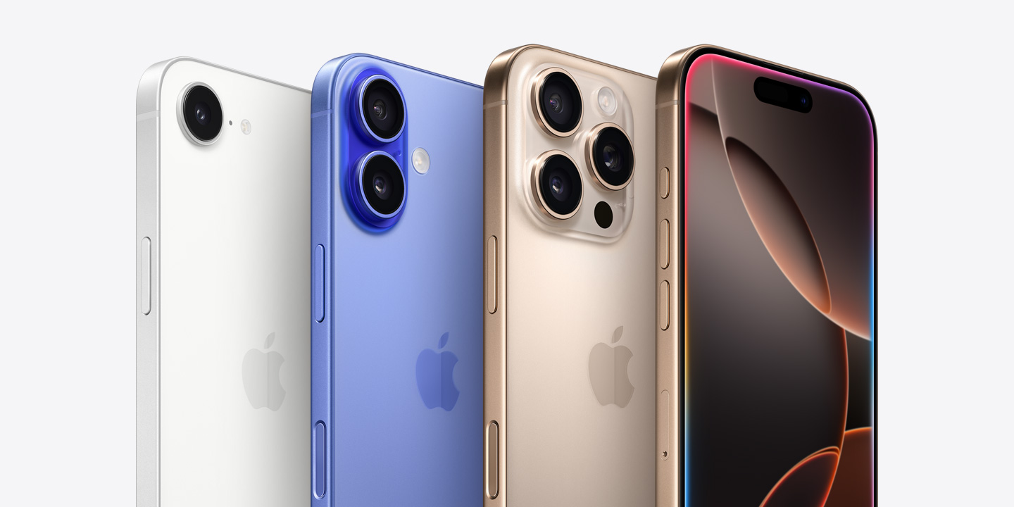 Cztery telefony iPhone ustawione obok siebie. Od prawej dwa modele iPhone’a 16 Pro w kolorze tytanu pustynnego – pierwszy ustawiony frontem, z widoczną Dynamic Island, drugi tyłem, z widocznymi trzema obiektywami. Za nimi kolejno iPhone 16 w kolorze ultramaryny, z widocznymi dwoma obiektywami, oraz iPhone 16e w kolorze białym, z widocznym jednym obiektywem.