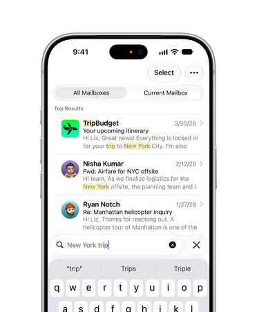 iPhone 18 Pro w kolorze srebrnym, na ekranie widać funkcję Kontekst rozmowy obsługiwaną przez Apple Intelligence. Podczas rozmowy na ekranie widać potwierdzenie rezerwacji lot