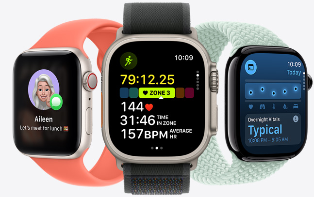 Trzy modele Apple Watch. Środkowy w kolorze naturalnym z czarnym paskiem, na tarczy widać trwający bieg ze statystykami tętna; prawy w kolorze onyksu z paskiem w kolorze wody morskiej, tarcza przedstawia parametry życiowe; lewy w kolorze księżycowej poświaty z paskiem w kolorze mandarynkowym i tarczą z Genmoji.