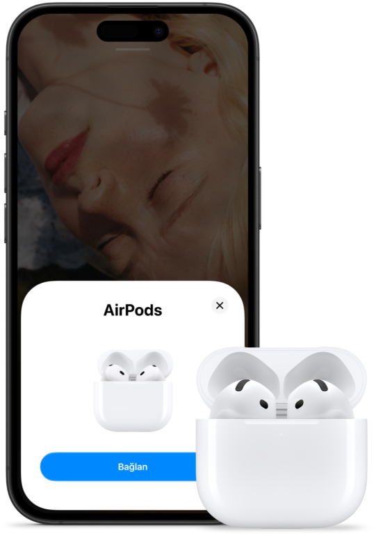 İçinde AirPods 5 olan açık şarj kutusu ile yanında bulunan ve AirPods 5’in bağlandığını gösteren iPhone.