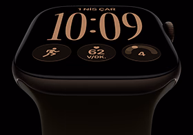 Apple Watch Series 12, alüminyum kasa, koyu bronz renk, Modüler saat kadranı, komplikasyonlar: gün ve tarih, Antrenmanlar, Aktivite halkaları, Apple Music, sağ dış görünüm, Digital Crown, Spor Kordon, klasik zeytin yeşili renk