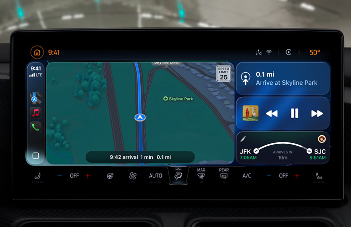 Bir araçta CarPlay uygulamasının yeni tasarımı vurgulanıyor