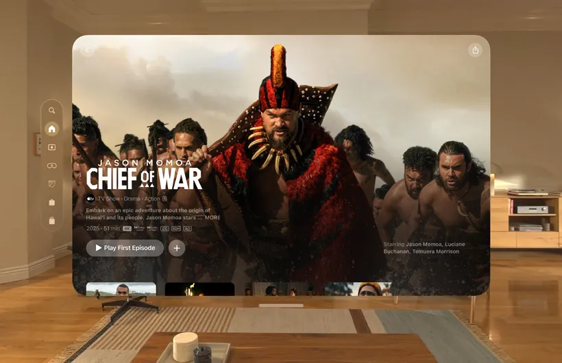 來自 Apple Vision Pro 的 Apple TV+ 體驗，在客廳裡呈現，畫面中顯示的是 Apple TV+ 影集戰酋的靜態影像