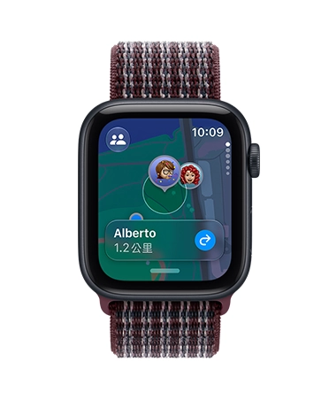 Apple Watch SE 3，展示午夜色鋁金屬錶殼，螢幕顯示尋找 app (地圖背景上有多個 Memoji)，右側外觀上有數位錶冠轉盤，搭配勃根地紅格紋運動型錶環