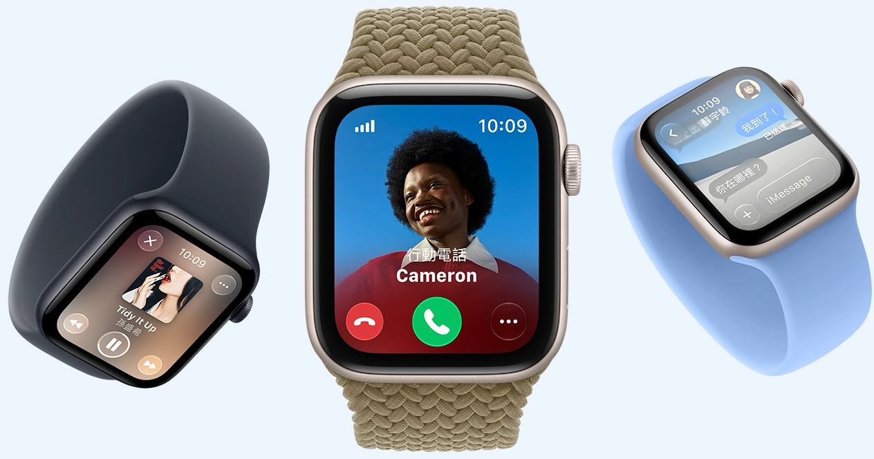 三部 Apple Watch SE 3 裝置，展示星光色和午夜色鋁金屬錶殼，螢幕分別顯示 Apple Music、來電、訊息 app，錶帶分別是海軍藍色、野花藍色單圈錶環、橄欖色 (大地綠色系) 編織單圈錶環