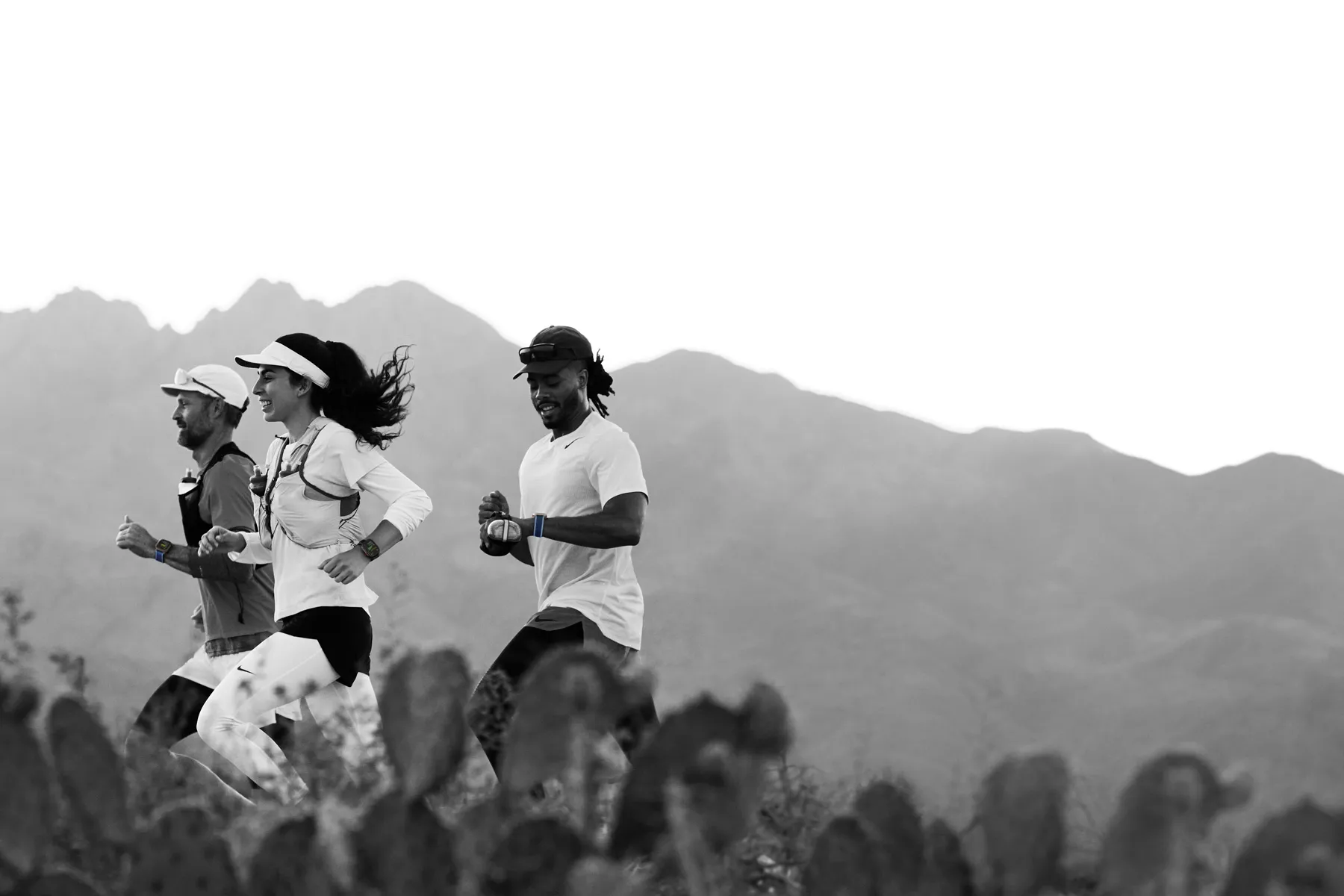 一群跑者在荒野進行越野跑步,並使用 Apple Watch Ultra 3 追蹤體能訓練