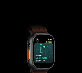 Apple Watch Ultra 4，展示黑色鈦金屬錶殼，搭配勃根地紅色高山錶環，螢幕顯示路線競速功能的跑步路線地圖，左側外觀展示動作按鈕
