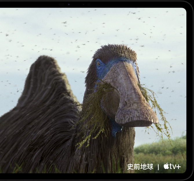 橫向放置的 iPad Pro，螢幕正在播放史前星球影集的一個場景