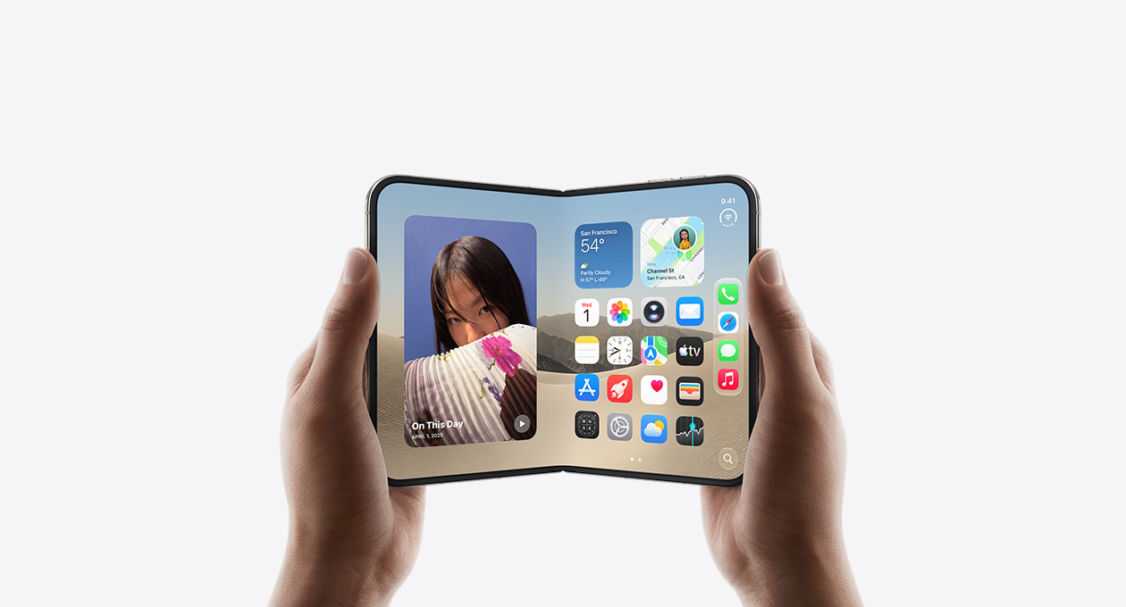 雙手橫向展開星光白色 iPhone Duo，機身內側展示 iOS 主畫面，左側為照片，右側為 app