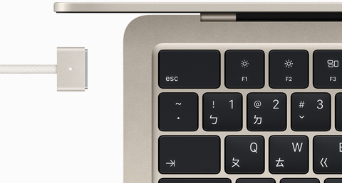 星光色 MacBook Air 搭配顏色相襯的 MagSafe 連接線