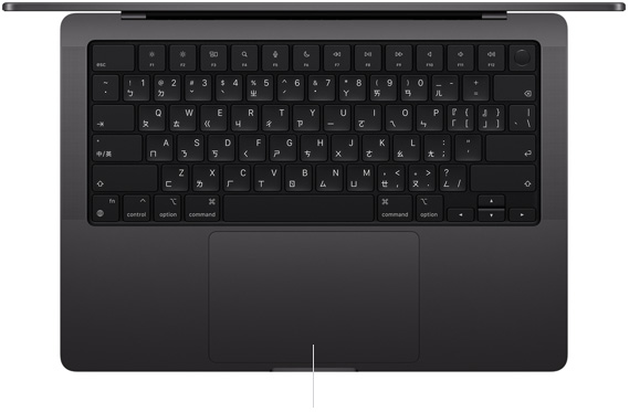 打開的 MacBook Pro 14 吋俯視圖,展示位於鍵盤下方的力度觸控板。
