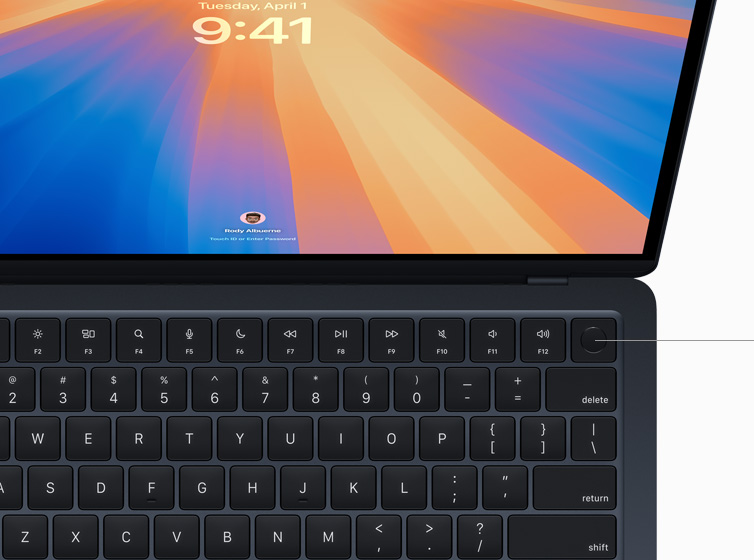 На MacBook Air показано, як користувач авторизує платіж за покупки в інтернеті за допомогою Touch ID
