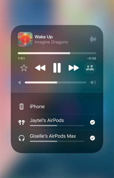 Στιγμιότυπο οθόνης ενός τραγουδιού στο Apple Music που αναπαράγεται σε δύο διαφορετικά σετ AirPods.