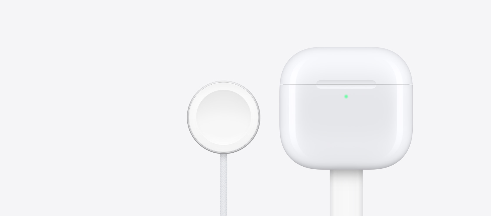 เคสชาร์จ AirPods 4 อยู่ข้างกันกับที่ชาร์จสำหรับ Apple Watch