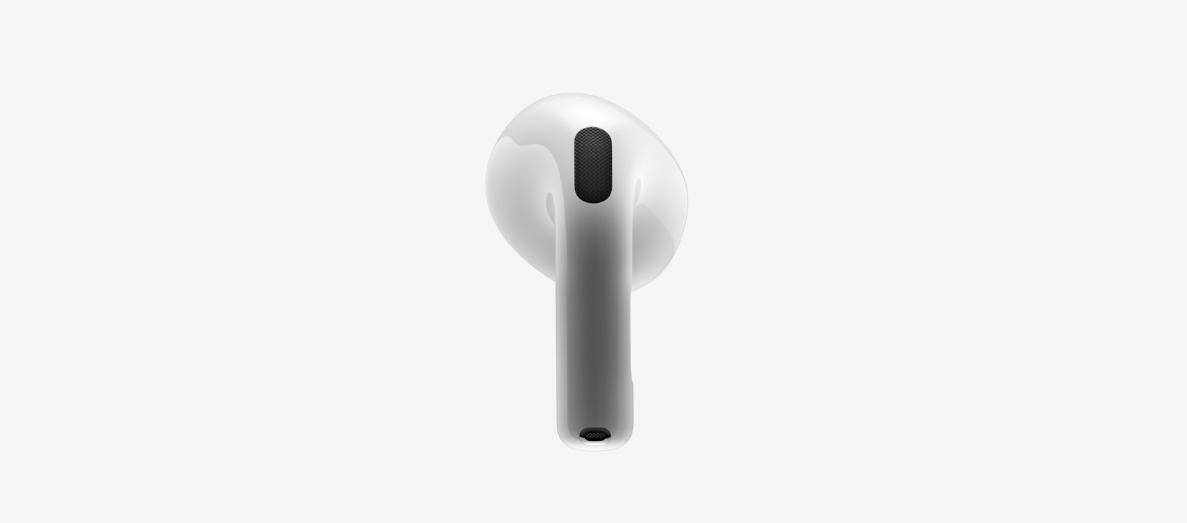 새로운 AirPods 4를 앞뒤로 클로즈업한 모습.
