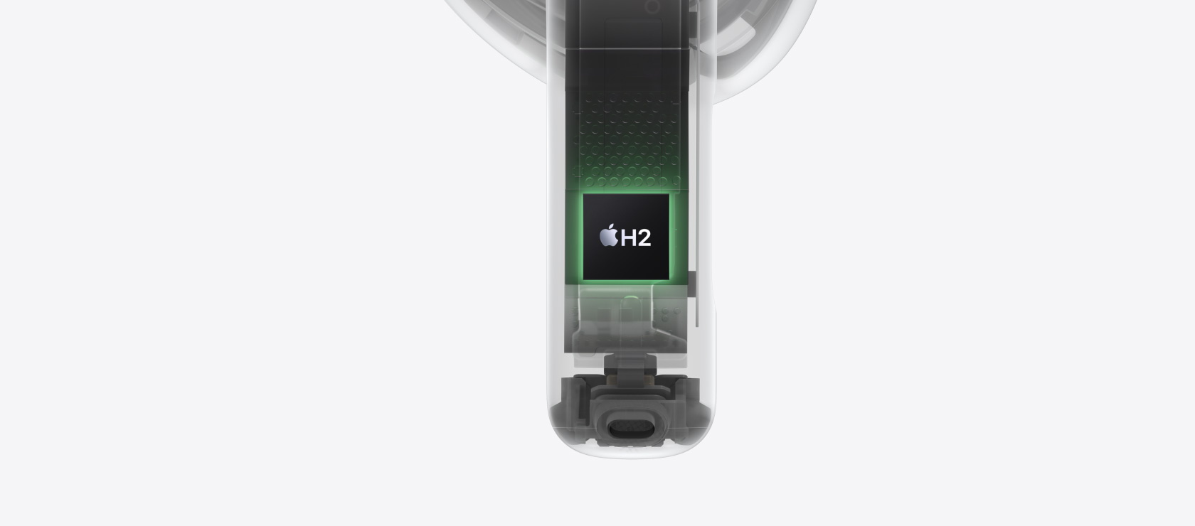 El chip H2 destacado en la parte inferior interna de uno de los AirPods 4.