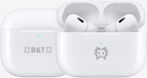 Trois Boîtiers de charge MagSafe sont gravés avec des exemples d’emoji: un chaton, le signe je t’aime et un smiley.