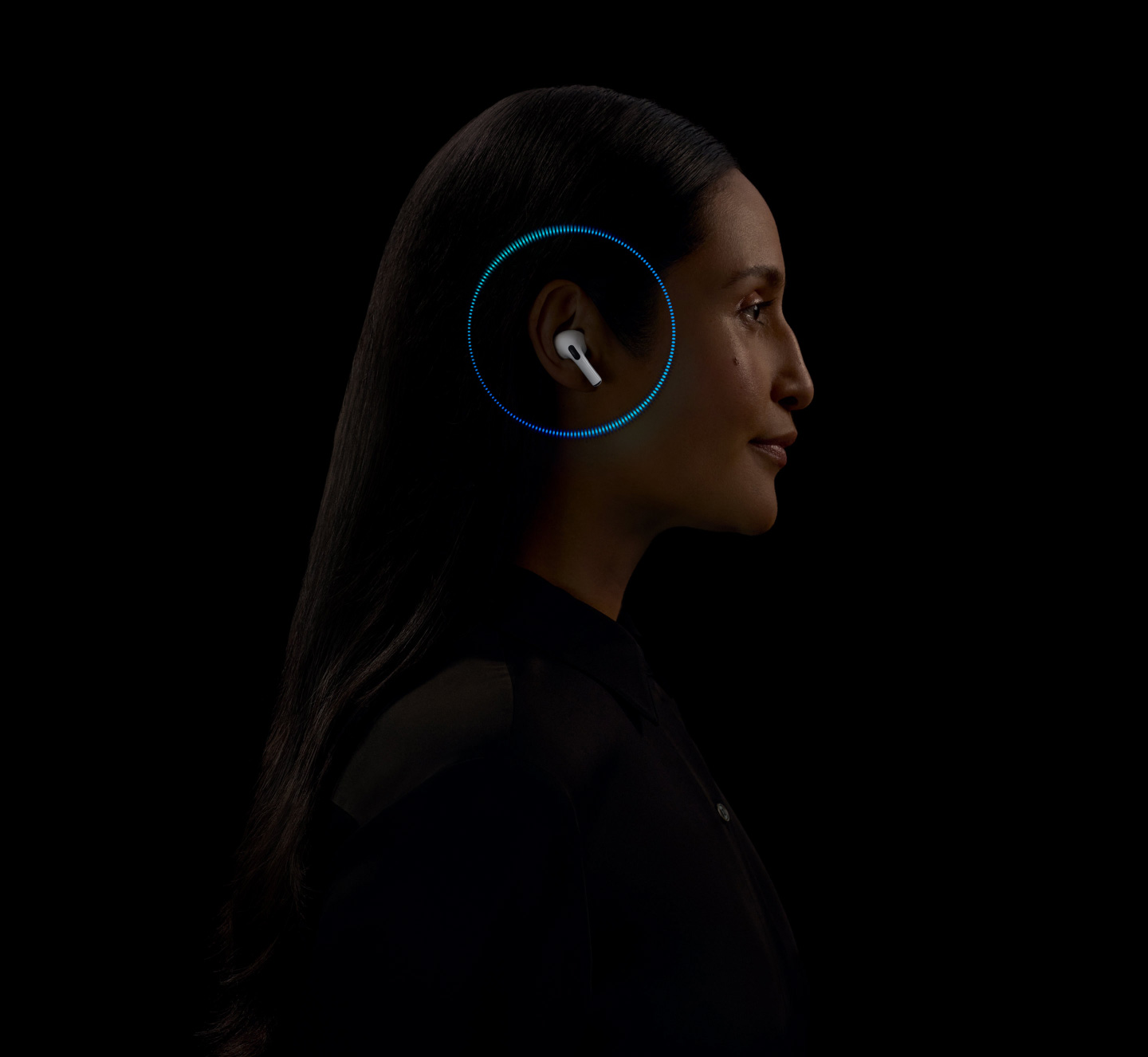 AirPods Pro 2を装着した人物の耳の周りに音波がある。
