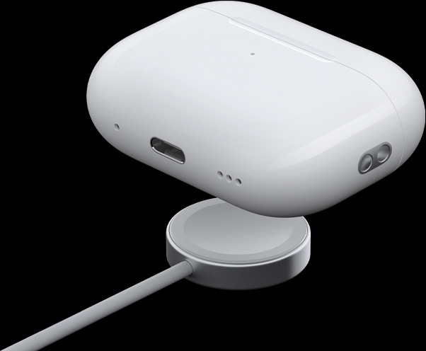 スピーカー、ストラップループ、USB-Cポートが目立つようにMagSafe充電ケースを斜めのアングルから見た図。ケースはApple Watchの充電器の上に浮かんでいる