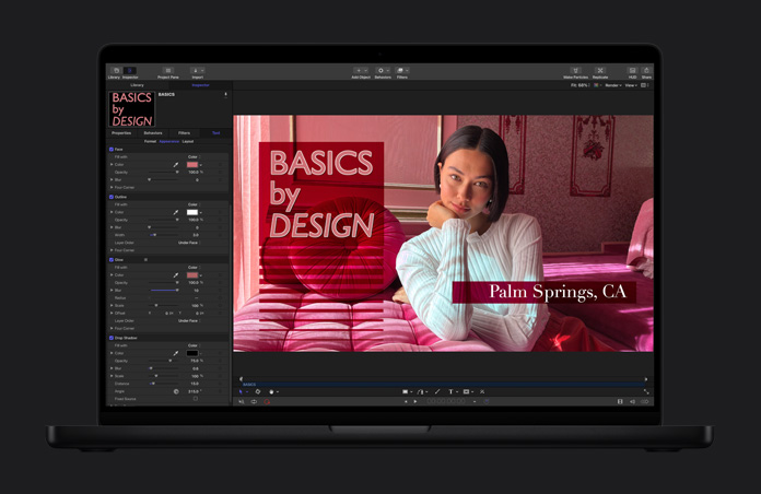 Pantalla de una MacBook Pro de 16 pulgadas, Final Cut Pro, diseño gráfico, superposición de tipografía, persona con un suéter blanco, muebles rosa, habitación rosa