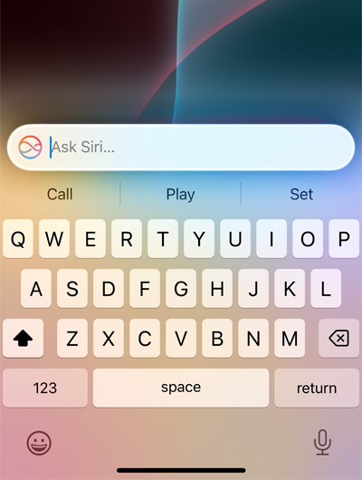 iPhone’da klavyenin üst kısmındaki bir metin alanında Siri’ye Sor yazıyor