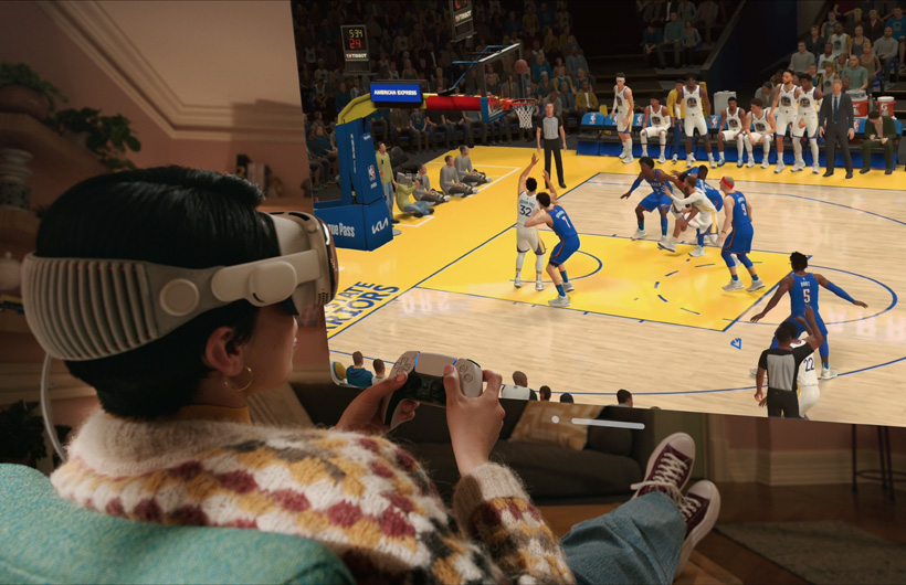 Apple Vision Proを使ってゲームをしている人物