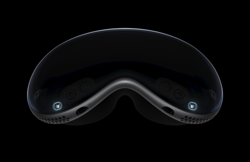 Apple Vision Pro 內部結構分解圖，突顯紅外線泛光照明器。